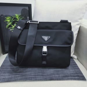 ショルダーバッグ 2020秋に注目したい プラダ おしゃれさんはいち早く取り PRADA 新作アイテムが今年流