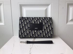 ディオール DIOR ポーチ 2020年春夏流行ファッション 春夏シンプルファッションでOK