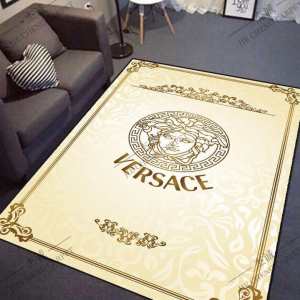 大人カジュアル夏ファッション2020 ヴェルサーチVERSACE 肌触りの良さとお手入れのしやすさを両立 ラグカーペット