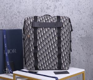 ディオール普段見ないデザインばかり DIOR 価格帯が低い リュック 幅広いアイテムを展開