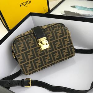 グッと大人っぽい印象にフェンディ 夏らしい抜け感を演出し FENDI レディースバッグ 2020年春夏シーズンの人気 大人らしく仕上げ