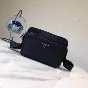 秋冬から人気継続中 ショルダーバッグ プラダ 最速2020秋冬トレンドブランド PRADA 今年らしい新しい人気色