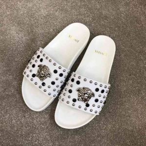 【2020春夏】最新コレクション 柔らかい印象に上質 サンダル ヴェルサーチVE...