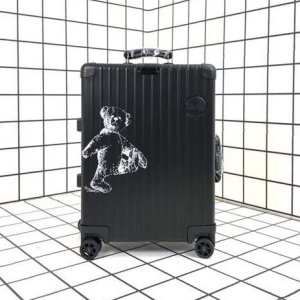 暑い季節も大活躍 リモワ Rimowa 《2020年》今、注目のストリートスーツケースすっきりした印象に