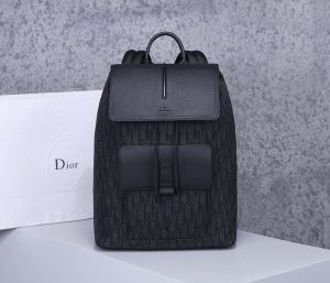 価格帯が低い ディオール DIOR 非常にシンプルなデザインな リュック 高級感のある素材