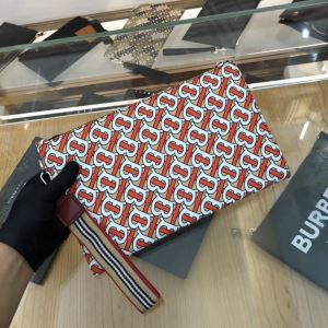 ポーチ バーバリー限定アイテムが登場 BURBERRY 通勤通学どちらでも使え