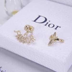 大人の可愛さを引き立て ディオール 大人カジュアル夏ファッション2020 DIOR ピアス キレイめ感が強い