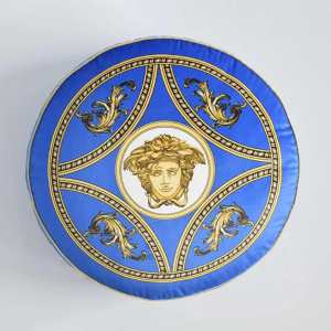 ヴェルサーチVERSACE 枕を抱く 気になる2020年秋のファッション 人気の...