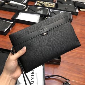 ポーチ オススメしたい最新注目ファション おしゃれな夏ファッション2020 プラダ PRADA
