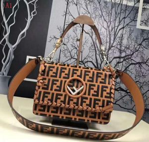 FENDI フェンディ 最近人気一番 ショルダーバッグ 大人気ブランド 3色可選 流行の注目ブランド