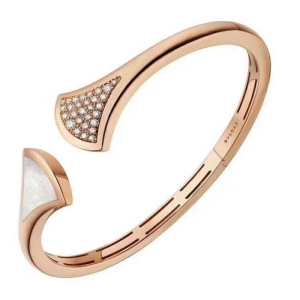 ブレスレット 上品な涼やかさある印象に ブルガリ 2020春夏の大注目トレンドBVLGARI 夏らしい品格が漂う
