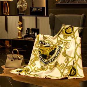 素敵なスタイルで夏の定番 ヴェルサーチ 寒いオフィスにおすすめ VERSACE ブランケットふんわりとした生地感が魅力的
