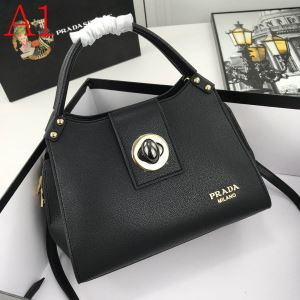 普段見ないデザインばかり プラダ PRADA 多色可選 程よい最新作 レディースバッグ