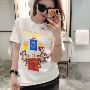 差をつけたい人にもおすすめ2色可選 ヴェルサーチ春夏コレクション新品 VERSACE 半袖Tシャツ大活躍する
