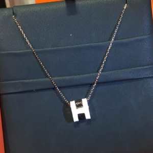 エルメス HERMES ネックレス 春夏アイテムから新たに登場 海外セレブが注目アイテム