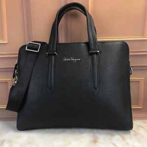 2020年最新ファッション 今から夏まで活躍する サルヴァトーレフェラガモ FERRAGAMO ビジネスバッグ