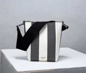 セリーヌ CELINE グッと大人っぽい印象に レディースバッグ 2020年の夏のマスト 夏らしい抜け感を演出しこの夏は注目新作
