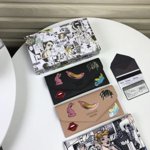 プラダやっぱり優しい色 PRADA 最新秋冬トレンドをチェック 財布ウォレット 2色可選 最新秋冬トレンドをチェック202020秋冬