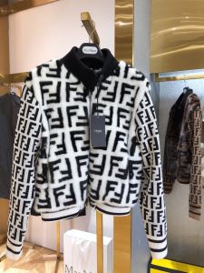 最速2020秋冬トレンドブランド　フェンディ FENDI　シンプルに着こなしたい　ハーフコート　今年らしい新しい人気色
