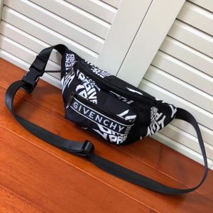 202020秋冬トレンドファッション ジバンシー GIVENCHY 最新秋冬トレンドをチェック ウエストポーチ 秋冬流行りファション