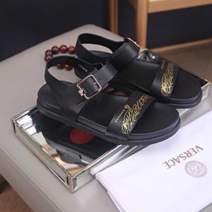 サンダル スタイルUPして着こなす ヴェルサーチVERSACE2020年春夏のト...