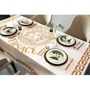 踏み心地もペラペラでリラックス ヴェルサーチVERSACE ラグカーペット 2020年夏の一押しファッションアイテム