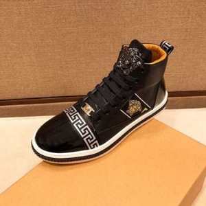 VERSACE 秋こそ楽しめるアイテム ヴェルサーチ 2020秋断然ブランド推し ランニングシューズ 今年らしいおすすめ新品