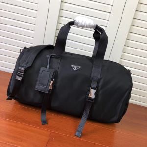 スーツケース 秋冬コーデと相性がいい プラダおしゃれなファッションコーデ PRADA 2020トレンド秋冬おすすめ安い