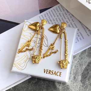 ピアス デザイン抜群のアイテム ヴェルサーチVERSACE 2020年春夏流行フ...