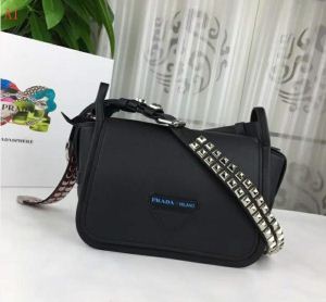 上品でファッション PRADA プラダ 希少性の高い ショルダーバッグ 多色可選