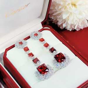 20新作です カルティエ CARTIER この時期の一番人気は ピアス おしゃれに大人の必見