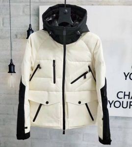 目前の注目ブランド モンクレール MONCLER 人目を引く存在感 ロングコート2020年秋冬入荷