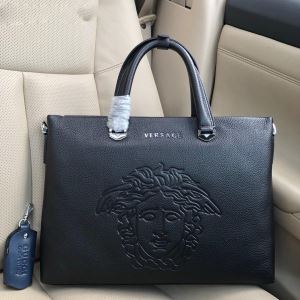 ヴェルサーチVERSACE ビジネスバッグ 2020春夏も引き続きトレンド 今年...
