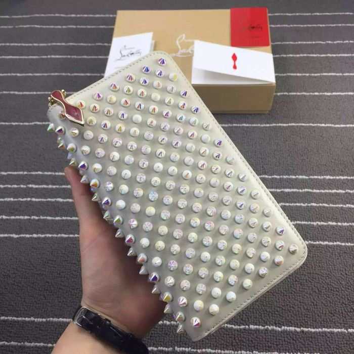 大容量のクリスチャンルブタンChristian Louboutin 上品さで魅せる大人の財布