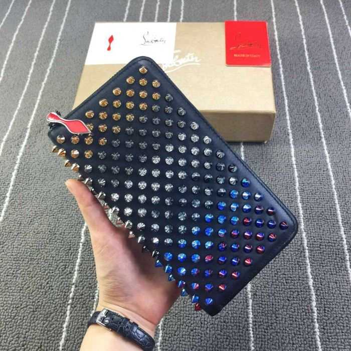 コスパ最高のプライスクリスチャンルブタン Christian Louboutin 上品さで魅せる長財布