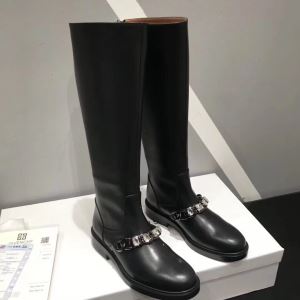 最新秋冬トレンドをチェック202020秋冬 ジバンシー 今年の流行りファション GIVENCHY レザーブーツ 絶対おさえるべきカラーと最新