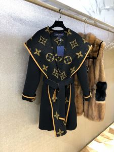 フード付きコート　注目の秋ファッション一番　ルイ ヴィトン　2020秋冬トレンド押さえておきたい　 LOUIS VUITTON