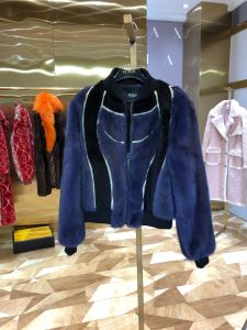 FENDI　秋冬コーデと相性がいい　フェンディ ハーフコートおしゃれなファッションコーデ　2020トレンド秋冬おすすめ安い