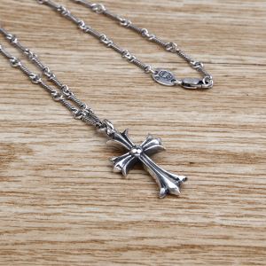 夏の大人カジュアルスタイル クロムハーツ CHROME HEARTS ネックレス 大人っぽく着こなせる