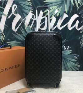 スーツケース ルイ ヴィトンコーデ選ばずおしゃれのポイント LOUIS VUITTON 【2020春夏】最新コレクション