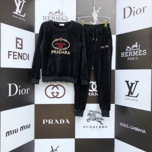上下セット　秋ファションのトレンド　3色可選　2020秋に注目したい　プラダ PRADA　おしゃれさんはいち早く取り