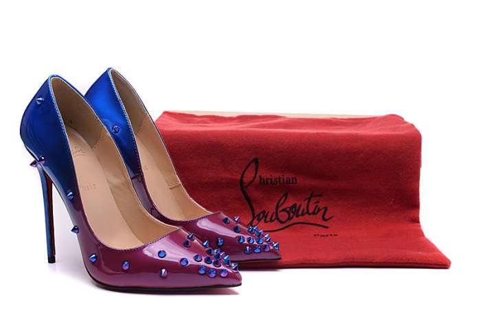欧米韓流雑誌 2020 クリスチャンルブタン Christian Louboutinハイヒール スタッズ