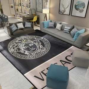 超極細繊維で作られた１枚 ヴェルサーチVERSACE 2020年の春夏に着たい ...