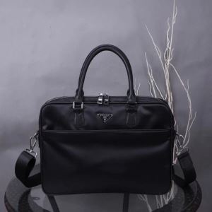 202020秋冬トレンドファッション プラダ PRADA 最新秋冬トレンドをチェック ハンドバッグ 秋冬流行りファション