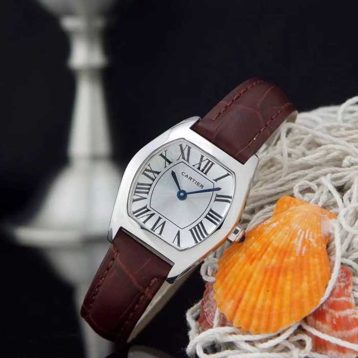 一味違うケーブル編みが魅力満点 2020 カルティエ CARTIER 女性用腕時計