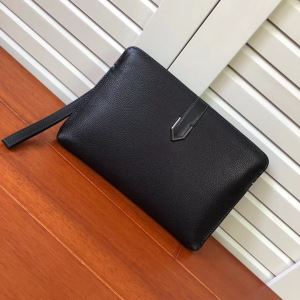 PRADA 機能性が良くブランド新品 プラダ 20202020秋冬のファッション 今季トレンド新作はこれ ポーチ 秋冬に大注目のカラー
