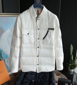 MONCLER 幅広いスタイルにコーディネート モンクレール【最新】2020年秋冬のトレンド速報 目を引く ダウンジャケット