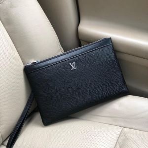 ポーチ 大人カジュアル夏ファッション2020 今期のトレンド定番アイテム ルイ ヴィトン LOUIS VUITTON
