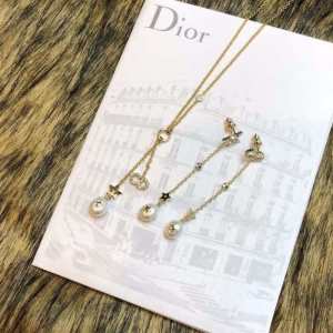 ドレスアップ効果も抜群 ディオール DIOR 2020年春夏流行ファッション ピアス トレンド感があって涼しげ