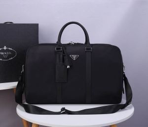 どのアイテムも手頃な価格で プラダ PRADA トレンド最先端のアイテム ショルダーバッグ